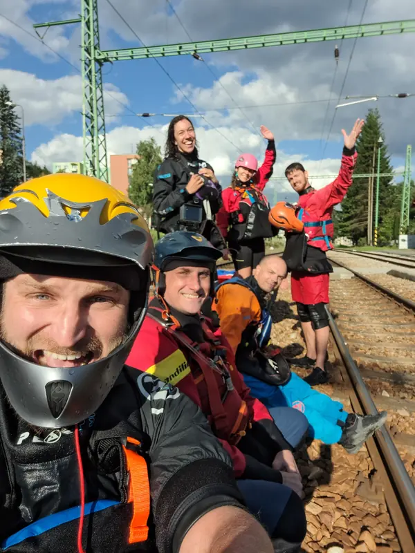 Grupowe selfie w drodze na rzekę