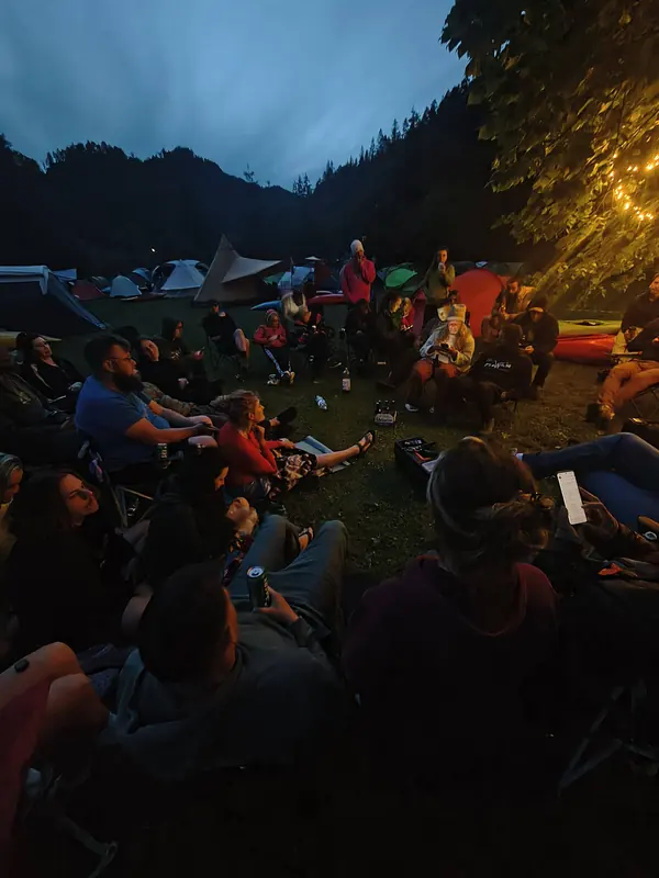 Ognisko i rozmowy po dniu na wodzie
